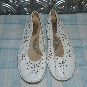White Mountain Size 8M Leather Mesh Design "Lipstick" Flats